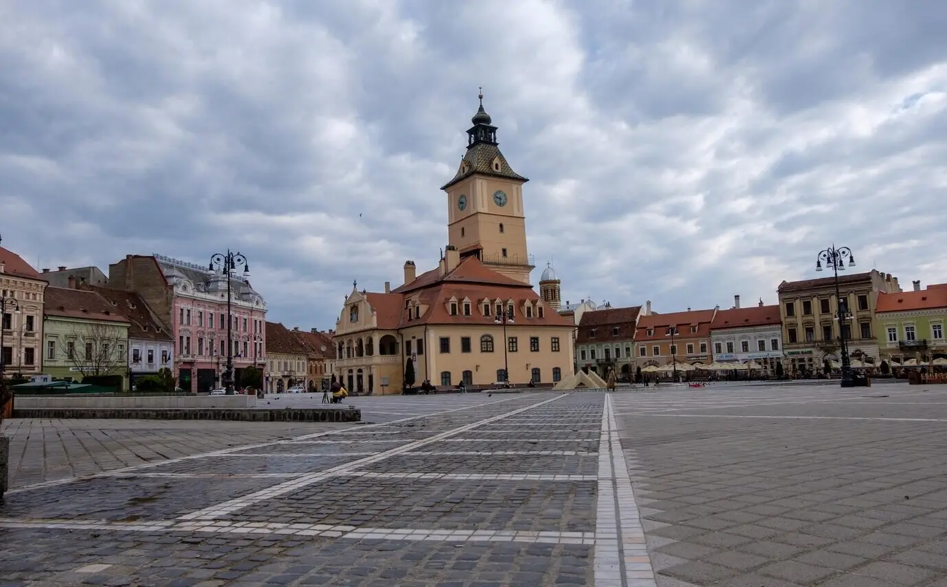 Landschaft des Ortszentrums im südöstlichen Transsilvanien mit der örtlichen Kirche und mehreren Pubs.