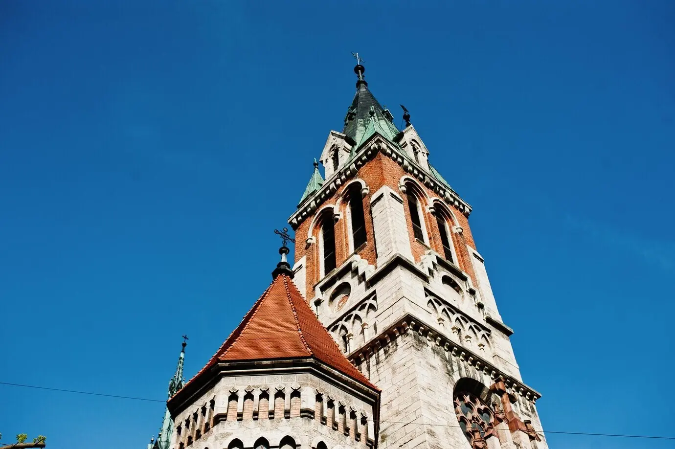 Eine alte römisch-katholische Kirche im Stil der Gotik.